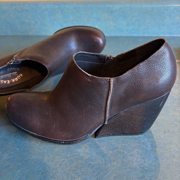 Kork Ease Holmes  Leather Wedge Bootie 9M like new,
Brownish Black, no box - Picture 8 of 8